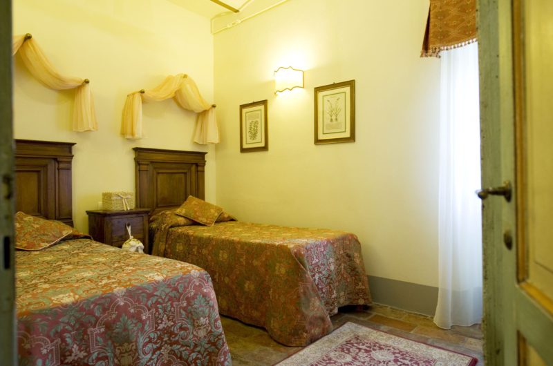 Villa wedding Italy. Detail of the 2 singles bed bedroom in Suite Villa 1.