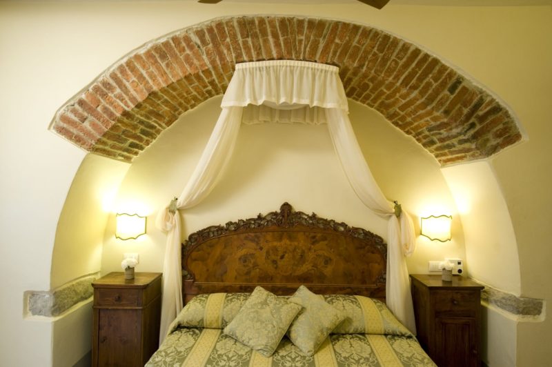 Weddings tuscany villa. A detail of the bedroom of Suite Villa 6.