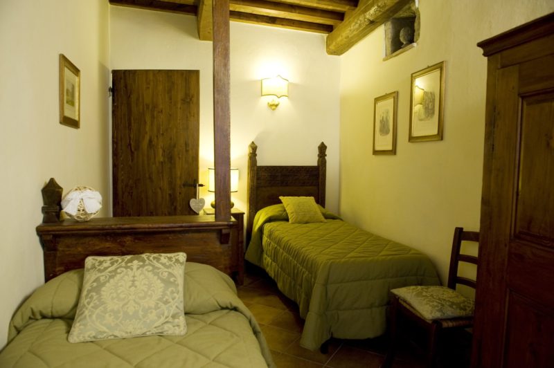 wedding villa tuscany. Detail of the 2 singles bed bedroom in Suite Villa 2.