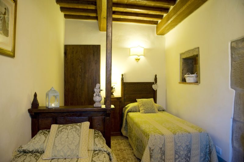 Wedding tuscany villa. Detail of the 2 singles bed bedroom in Suite Villa 3.